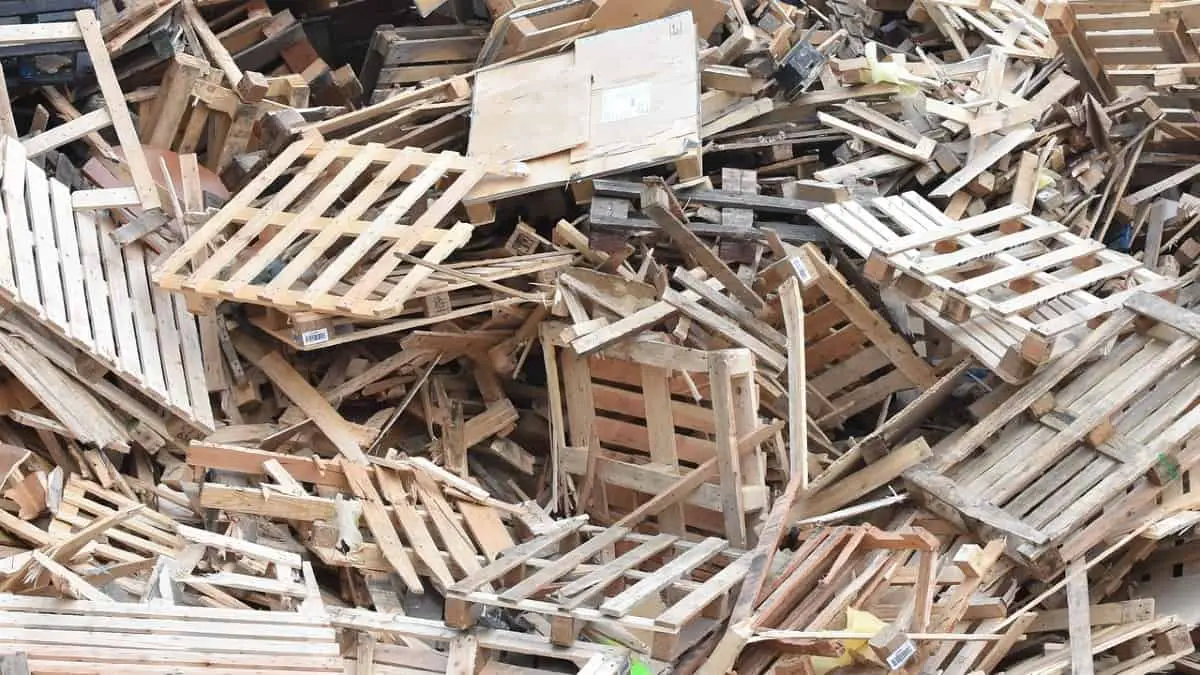 Wood waste made of broken pallets