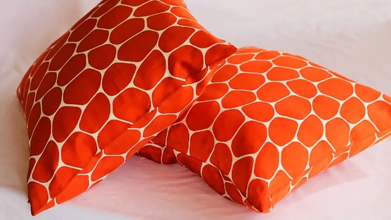 Throw pillows with orange circles - Deck decorating ideas